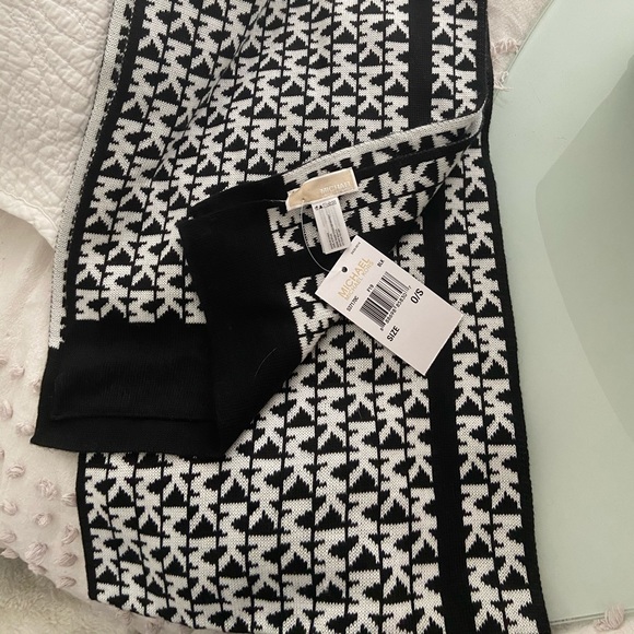 NWT Brand new Michael Kors gloves and scarf combo - Picture 1 of 6